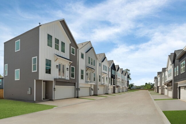 Building Photo - 5822 Sunlight Ln