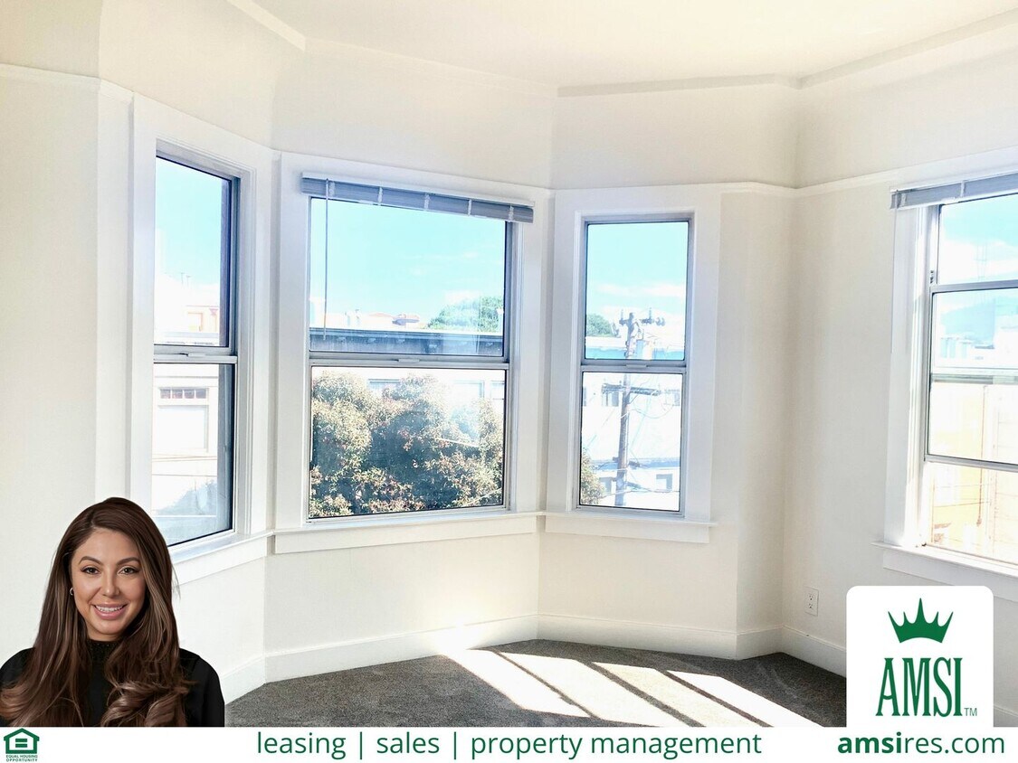Foto principal - Exceptional Location! Sun Filled Top Floor...