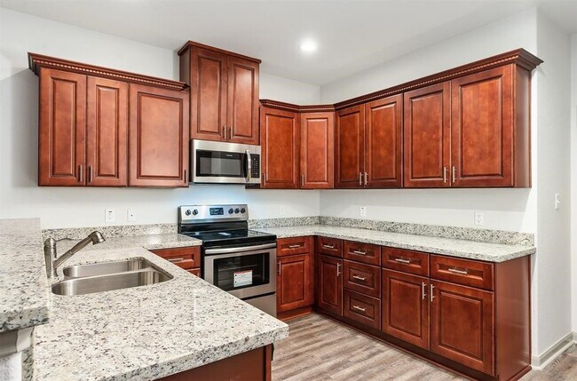 Building Photo - 910 Shady Ln