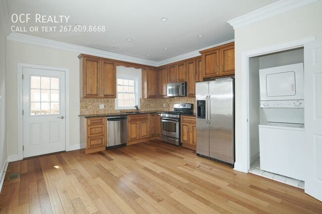 Building Photo - Fairmount 3 Bed Apartment