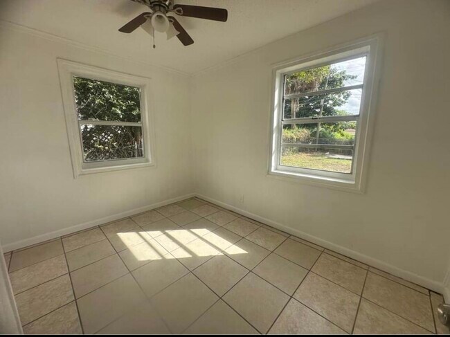 Foto del edificio - 865 W 3rd St