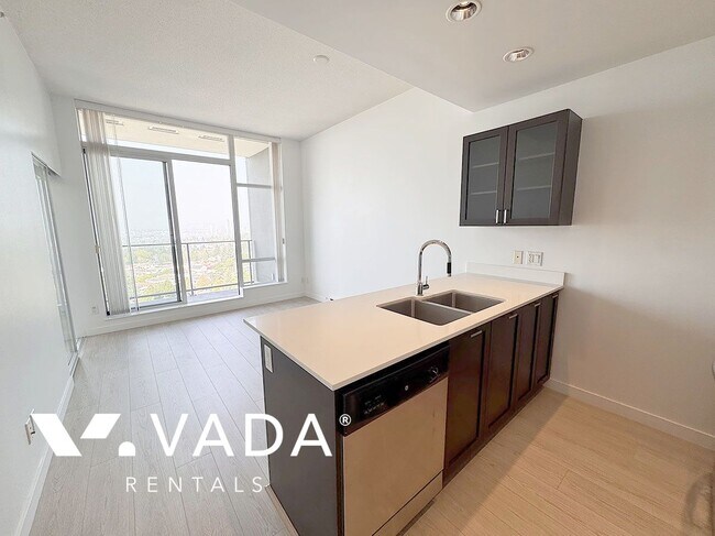 Photo du bâtiment - 2300 Kingsway 1 Bedroom Apartment Rental 2...