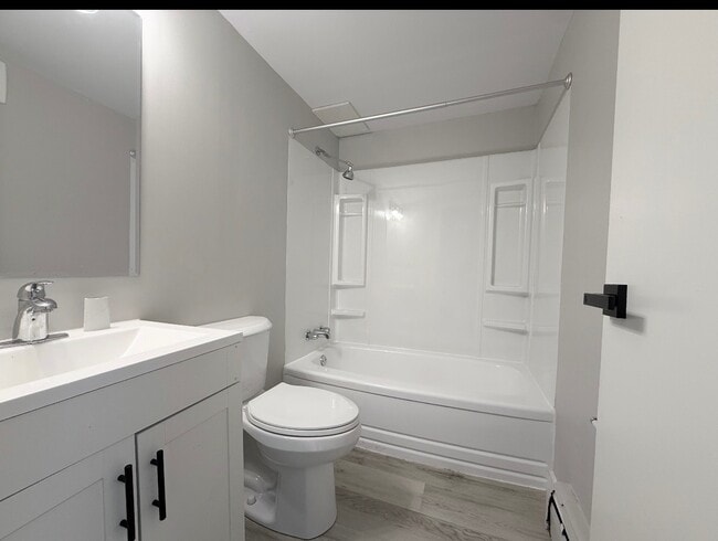 Building Photo - 2 Bed 1 Bath Unit in Edmonton, AB