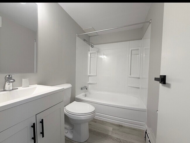 Photo du bâtiment - 2 Bed 1 Bath Unit in Edmonton, AB