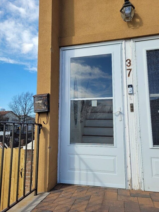 37 Cedarwood Ct, Staten Island, NY 10303 House Rental in Staten