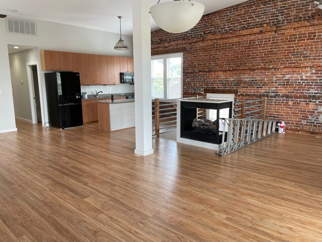 Building Photo - 1025 Redgate Ave