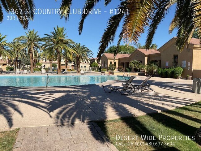 Building Photo - 1367 S Country Club Dr