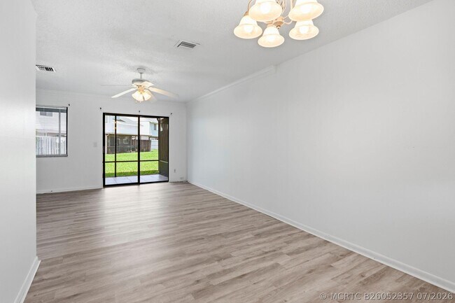 Building Photo - 2305 Seaside Dr