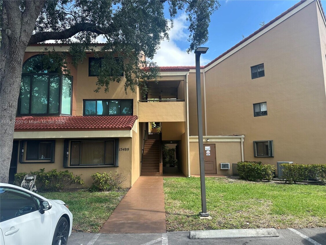 Primary Photo - 15489 N Miami Lakeway