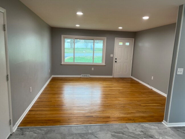 Building Photo - 615 Sunny Ln