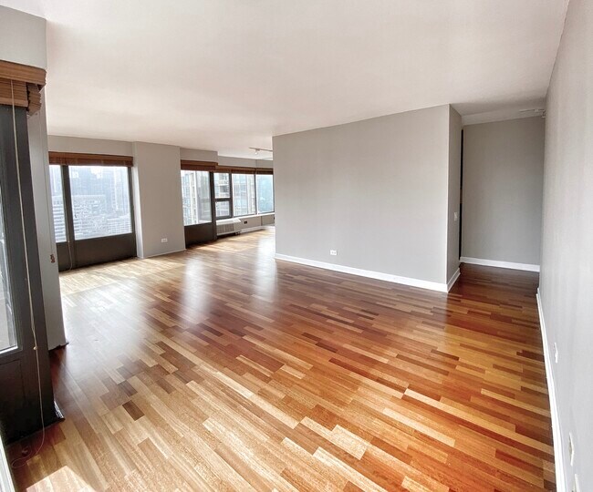 Foto del edificio - 30 E Huron St