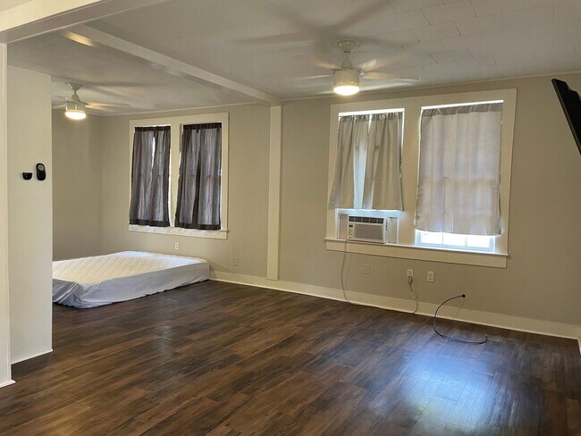 Foto del edificio - Charming 2 Bedroom 1 Bathroom Home for Rent!