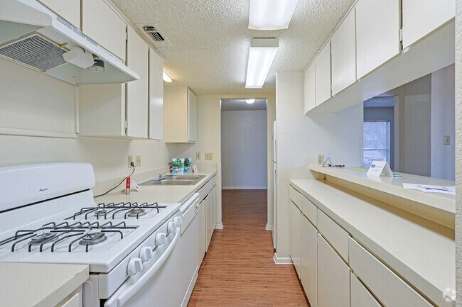 Casa adosada de 2 habitaciones, 1,5 baños, 1177 pies cuadrados, cocina - Forest Creek Apartments