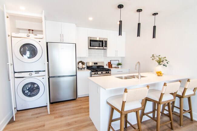 Photo du bâtiment - Unit 1A | Main Level | 2 Bedroom, 1 Bathroom