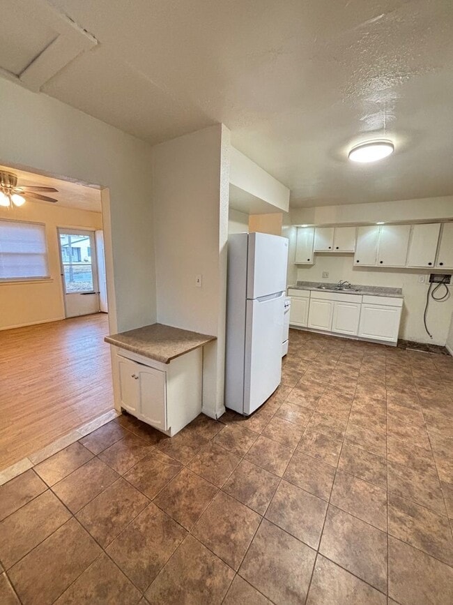 Building Photo - 1301 W Eureka St