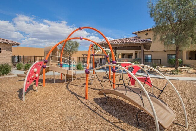 Foto del edificio - Vineyards at Palm Desert Apartment Homes