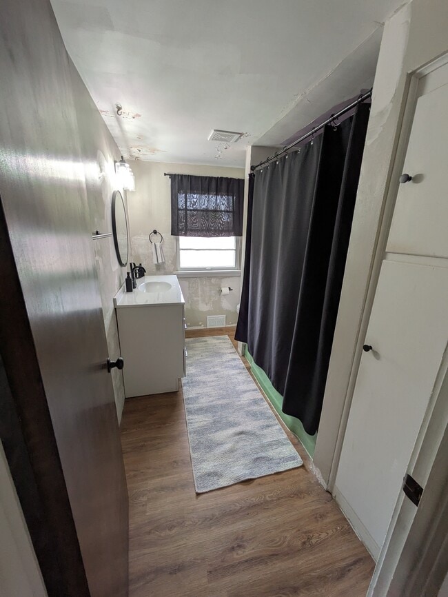 Bathroom - 3307 N Brooks Ln