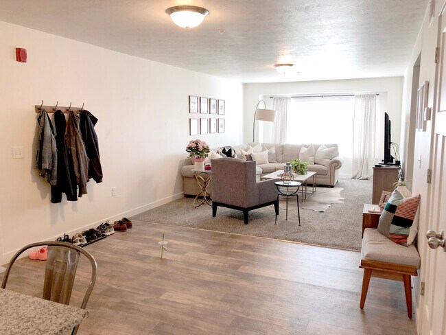 Living room far - 804 E 500 S