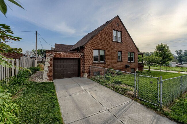 Building Photo - Thoughtfully Designed 3-Bedroom with Uniqu...