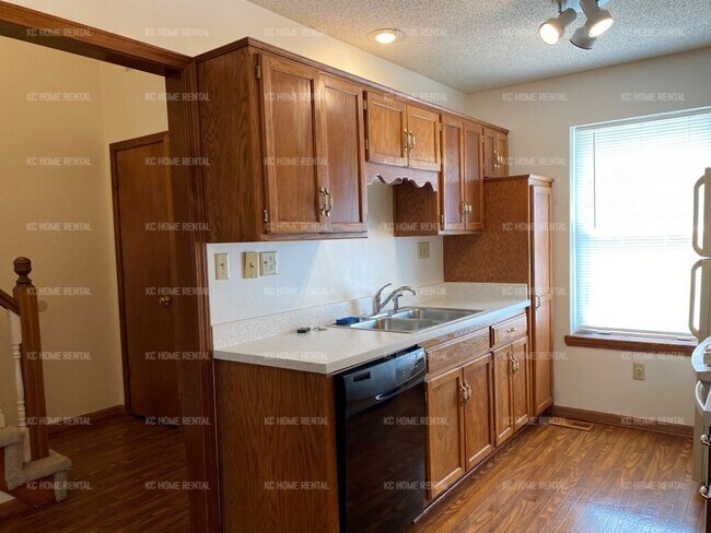 Building Photo - Bright 3 bed 2 bath home in KCMO!
