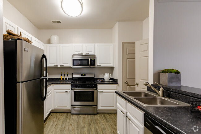 2BR, 2BA - Kitchen - The Aventine at Oakhurst North