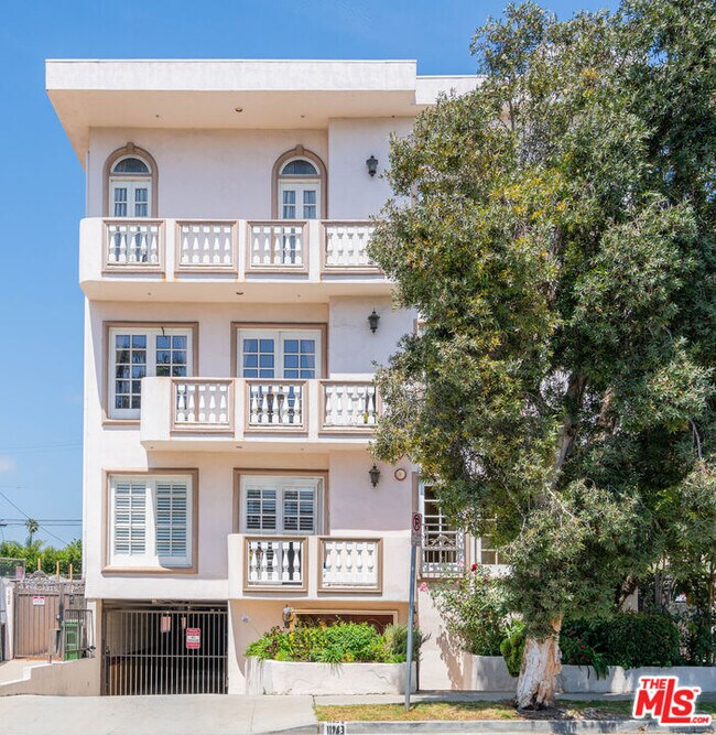 Foto del edificio - 11963 Mayfield Ave
