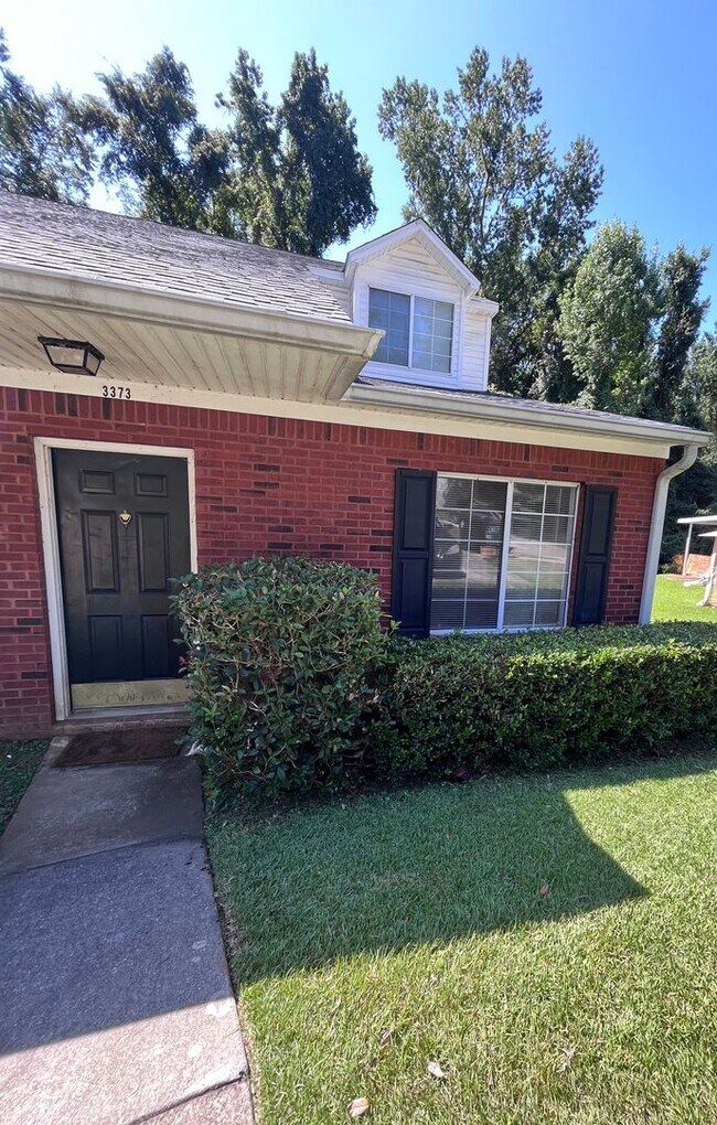 Foto del edificio - 3 BR/ 2 BA townhome located in Lakeshore E...