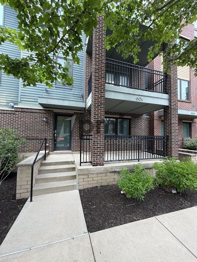 Building Photo - 604 E 10th St