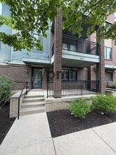Building Photo - 604 E 10th St