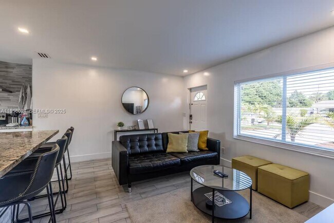 Foto del edificio - 5841 NE 3rd Ave