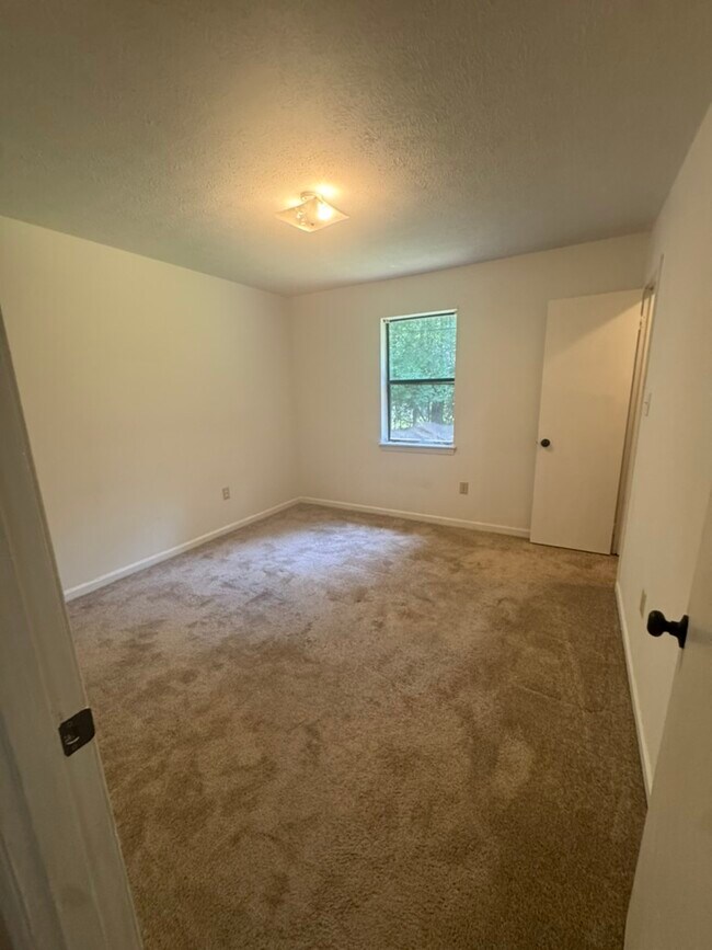 Building Photo - 150 Essex Ct