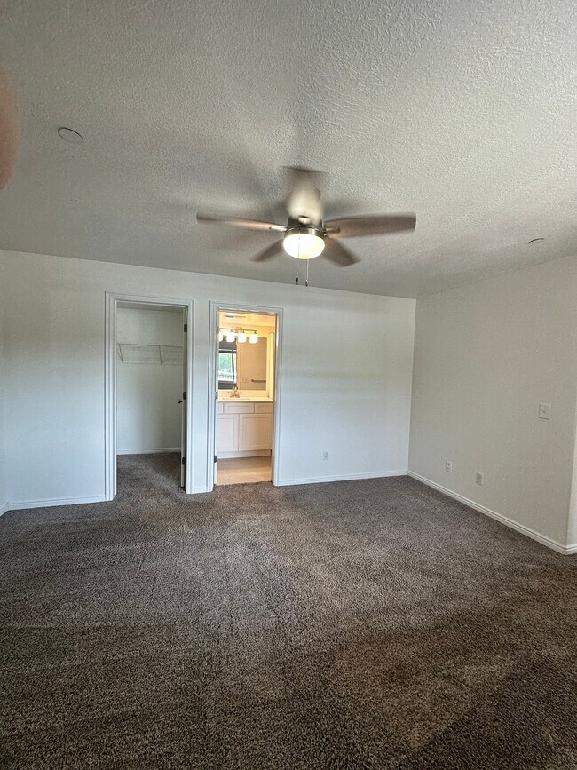 Foto del edificio - 3561-3585 E Rock Creek Rd