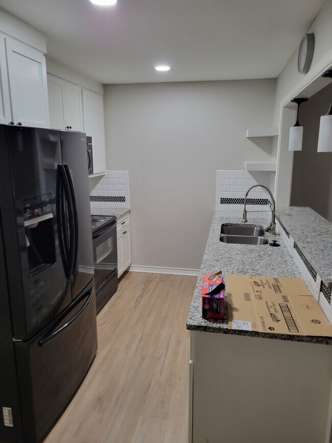 Building Photo - 1919 Pine Tree Dr