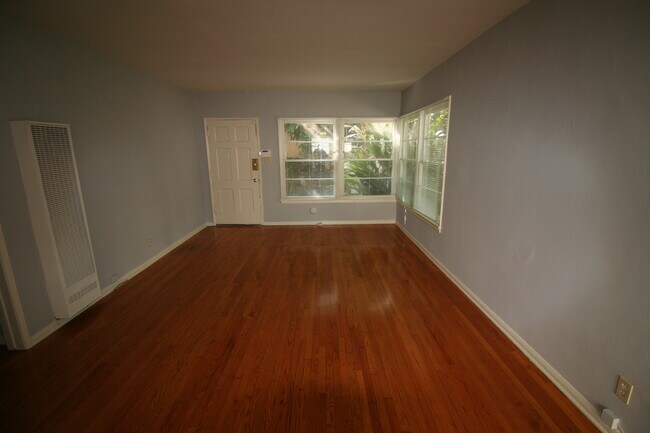 Building Photo - 1122 N Fuller Ave
