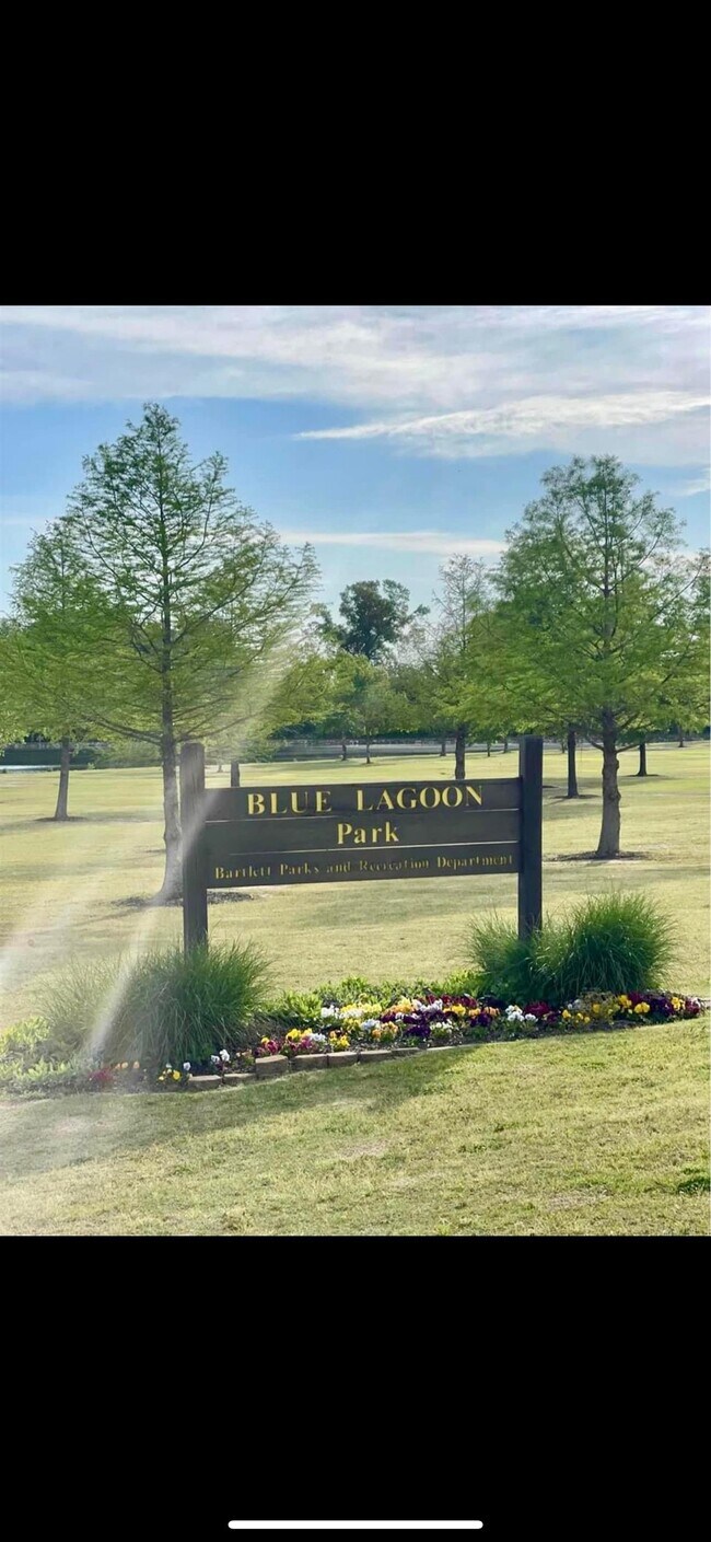 Foto del edificio - 8240 Blue Lagoon Dr