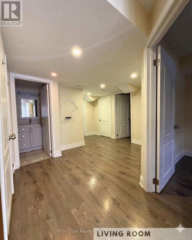 Photo du bâtiment - 140 Queen Mary Dr