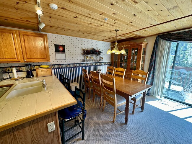 Building Photo - Cozy 2 Bedroom with side lake and Diamond ...