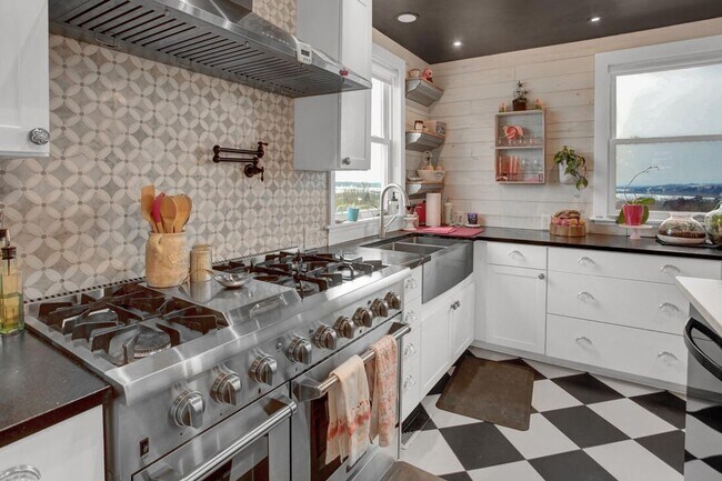 Building Photo - 5 Bedroom Home