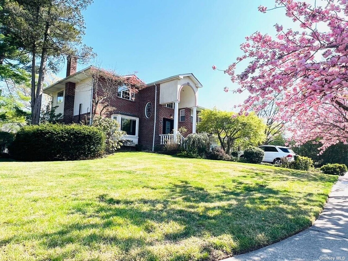 Primary Photo - 210 Birchwood Park Dr