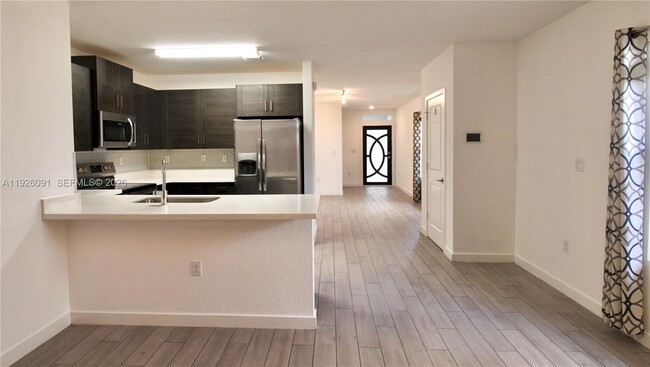 Building Photo - 561 NE 6th Pl