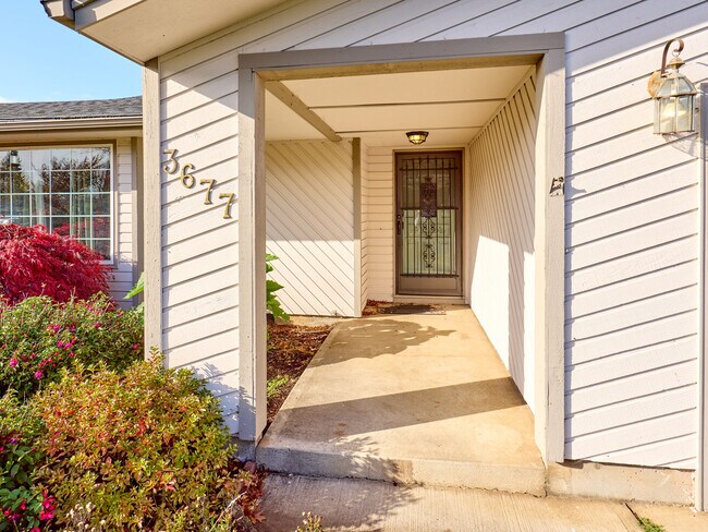 Foto del edificio - 3677 Silverstone Dr NE