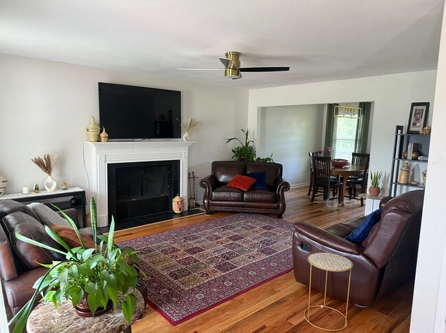 Building Photo - Room in House on Kennesaw Dr