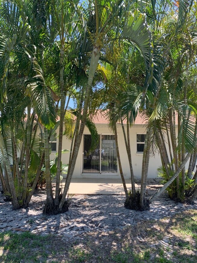 Foto del edificio - ***NAPLES PARK ***2 BED / 1 BATH + GARAGE***MOVE IN ASAP***QUICK APPROVAL PROCESS***NO HOA***PET ...