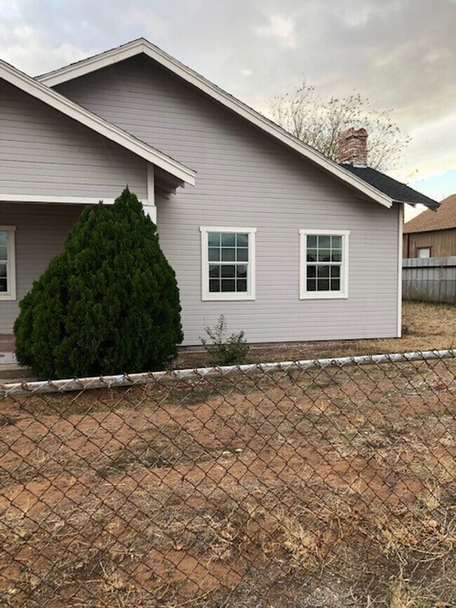 Building Photo - For Lease - 1001 Sam Houston - Odessa, TX