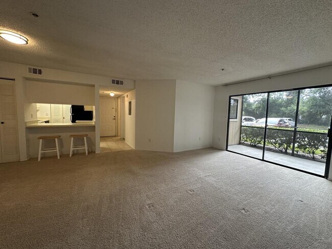 Foto del edificio - 6002 Laketree Ln