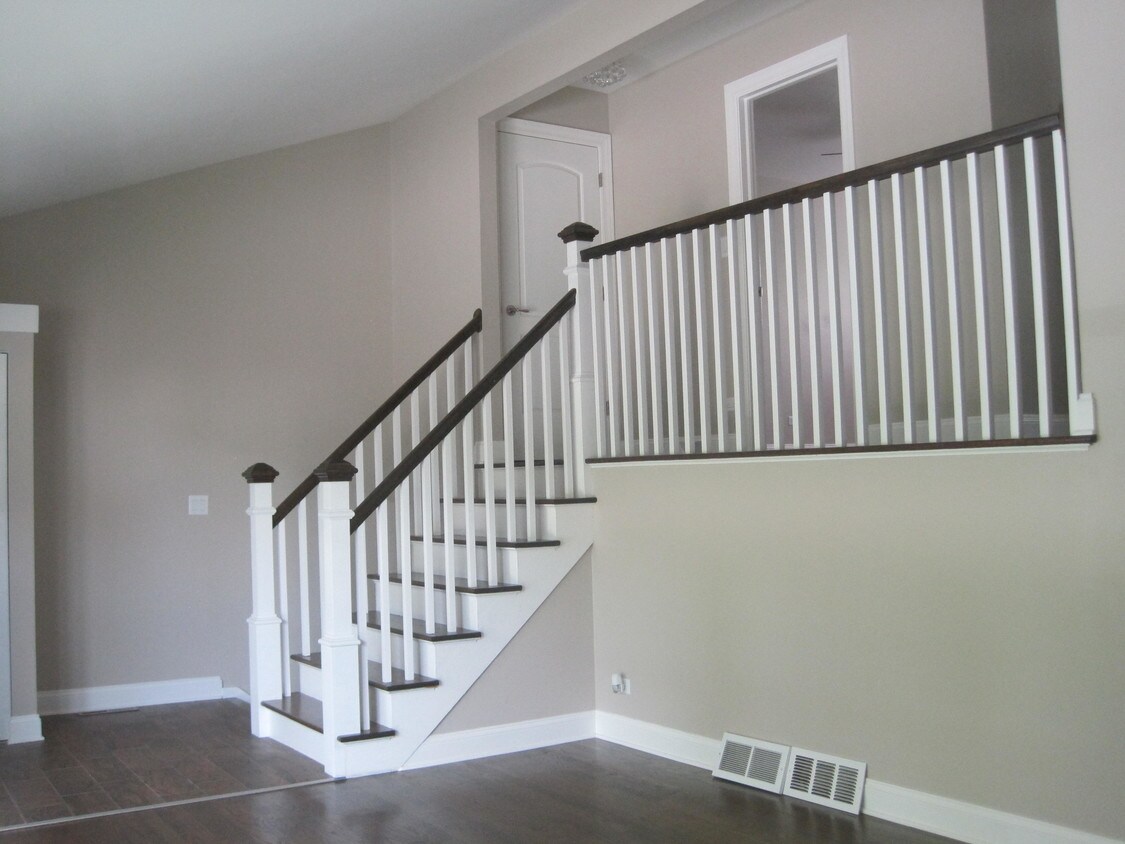 Amazing Libertyville tri-level! - 924 N Milwaukee Ave