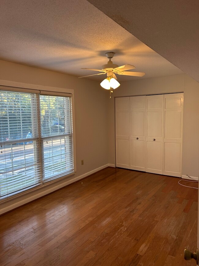 Building Photo - 811 Colony Dr