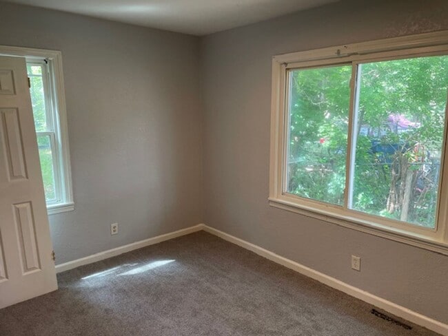Foto del edificio - Updated 2-bedroom, 1-bathroom rental home located on Mossman Ave.