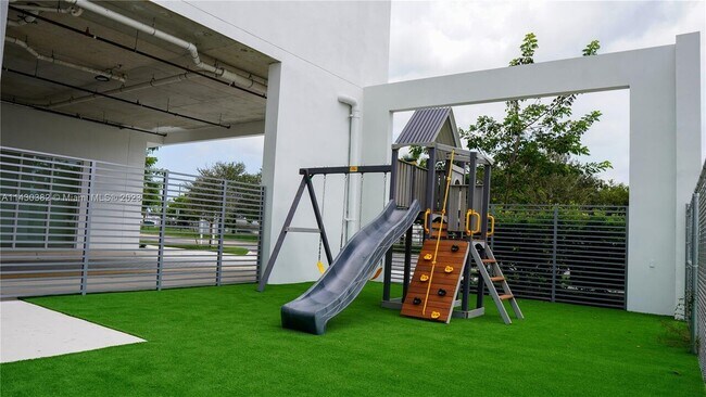 Foto del edificio - $2,200  26720 Old Dixie Hwy # 201