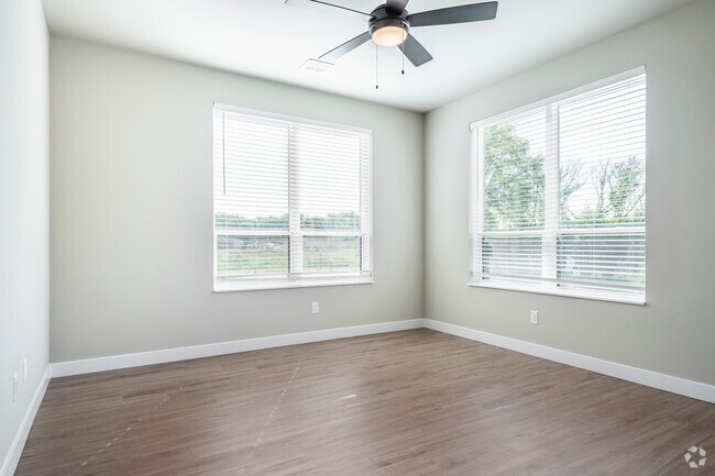 2BR, 2BA - 1117SF - Living Room - 880 N Main St